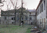 Dříve pýcha, dnes ostuda. Barokní zámek v Petrovicích stále chátrá, Kdo je na vině?